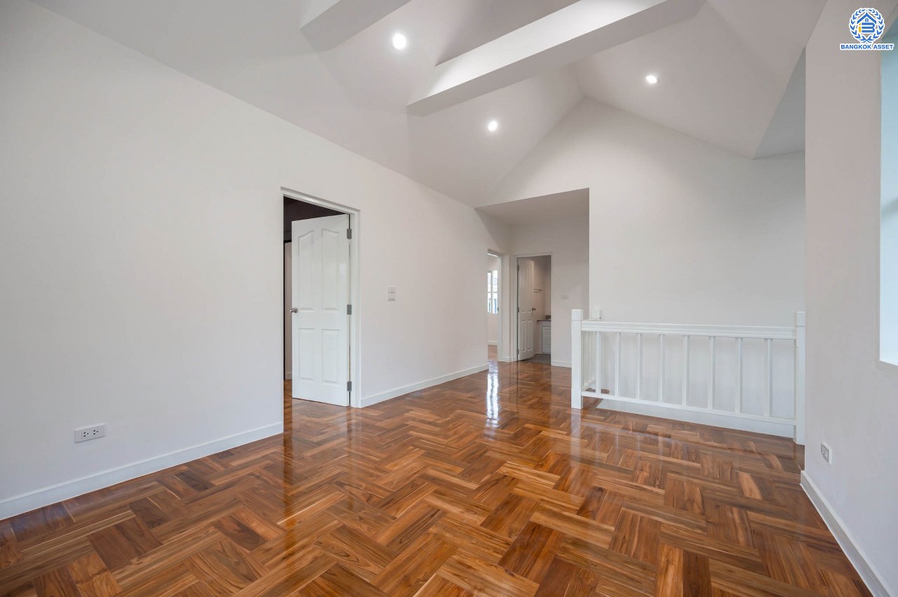 บ้านตกแต่งใหม่ โครงการ มัณฑนา  วัดพระเงิน ตกแต่งหรูหราดีไซน์สุด Classic เนื้อที่ 85.6 ตร.ว ฟังก์ชันจัดเต็ม 3 ห้องนอน 4 ห้องน้ำ 1 ห้องแม่บ้าน จอดรถได้ถึง 2 คัน เชื่อมต่อถนนกาญจนาฯ ใกล้รถไฟฟ้าสายสีม่วง "สถานีสามแยกบางใหญ่" และทางด่วน "ศรีรัช" รายล้อมด้วยสิ่งอำนวยความสะดวกมากมาย